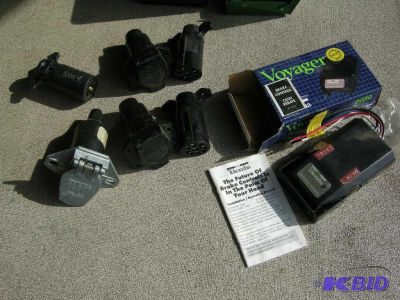 lot 60 image: Trailer light adapters