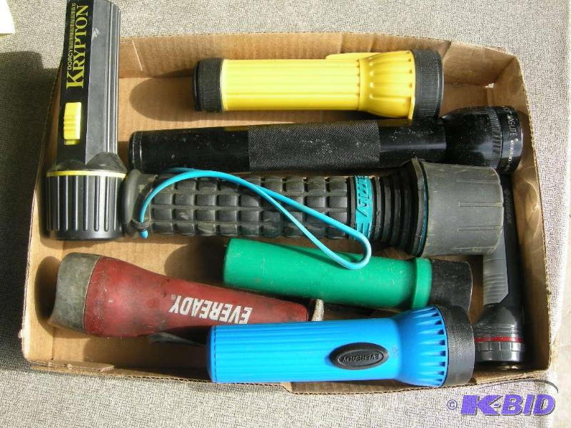 lot 65 image: Flashlight collection