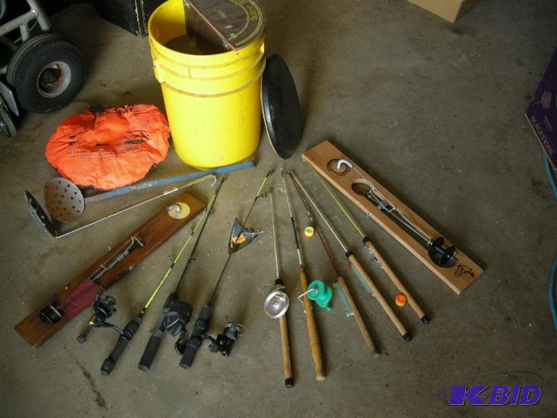 lot 7 image: Ice fishing items
