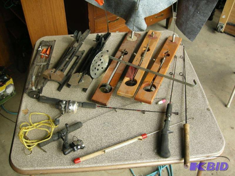 lot 76 image: Ice fishing items