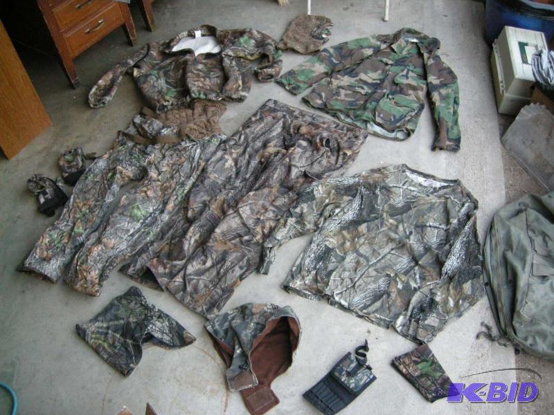 lot 98 image: Camoflage clothing