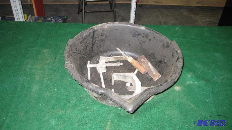 7qt. Plastic drain pan and misc small tool it...