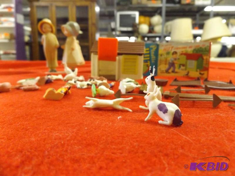 lot 124 image: Build your own Plastic Hut with figures....