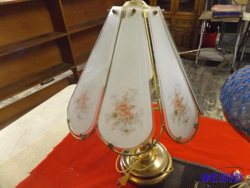 lot 99 image: Lamp, one of the glass panels is broken...