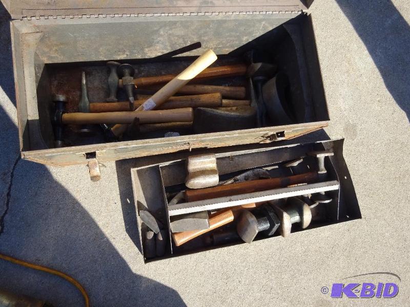 lot 29 image: Toolbox with body tools