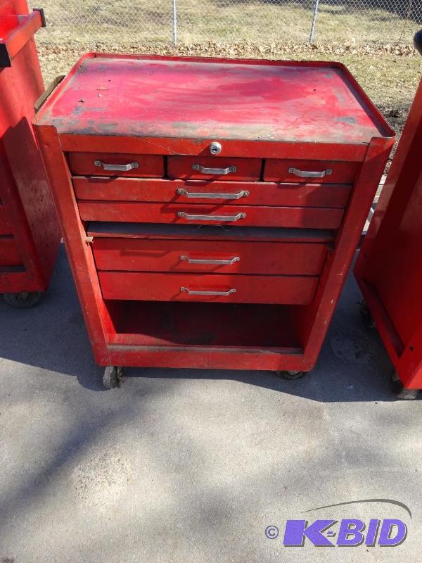 lot 3 image: Toolbox on wheels