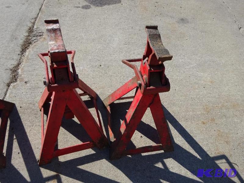 lot 31 image: 2 Jack stands