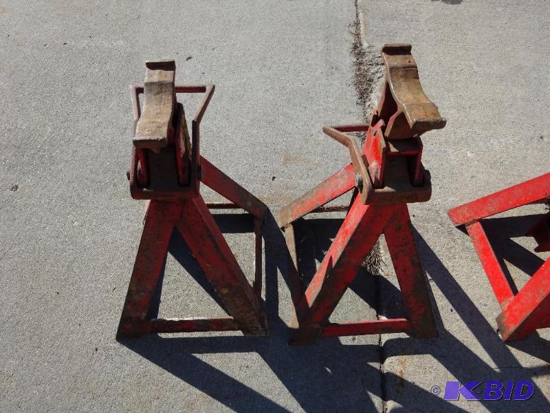 lot 32 image: 2 Jack stands