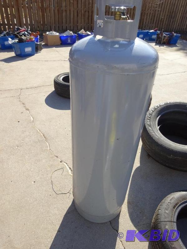 lot 34 image: 100 gallon LP Tank