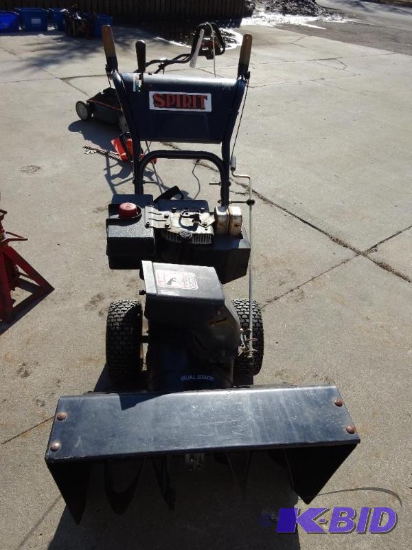 lot 37 image: Spirit snow blower