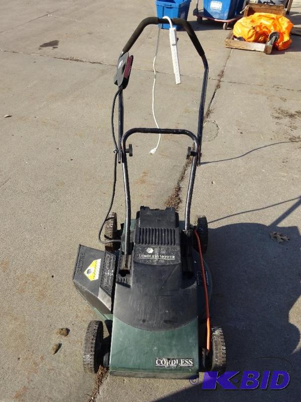lot 44 image: Black & Decker cordless mower