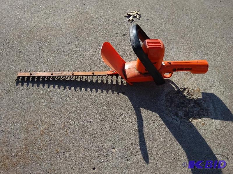lot 45 image: Black & Decker 16 hedger