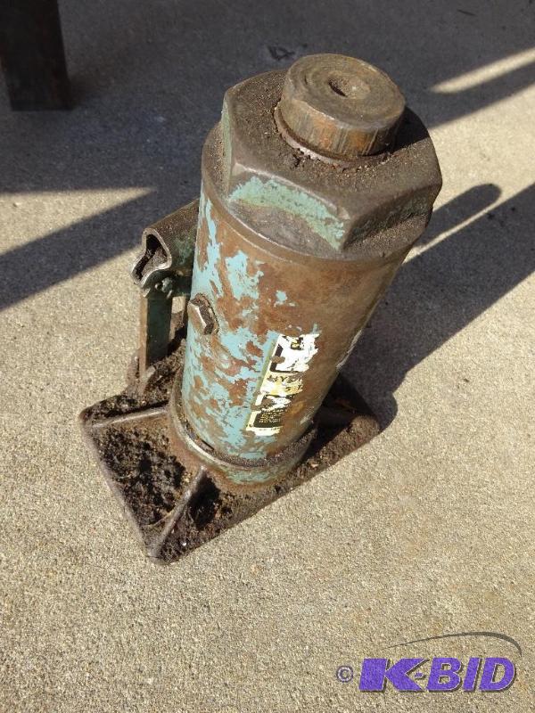 lot 49 image: Bottle Jack