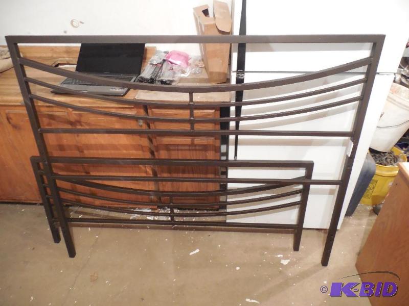 lot 16 image: Metal Queen Headboard & Footboard Set