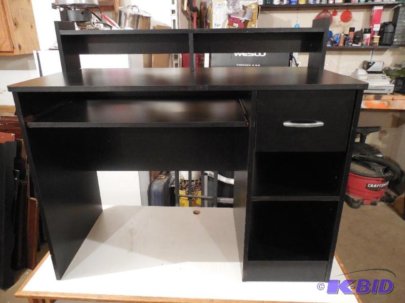 lot 20 image: Computer Desk
