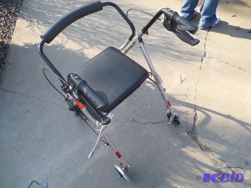 lot 26 image: Lumex Walkabout Lite Four-Wheel Rollator