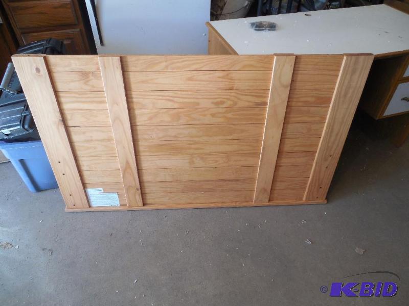 lot 32 image: Wood HeadBoard & Footboard