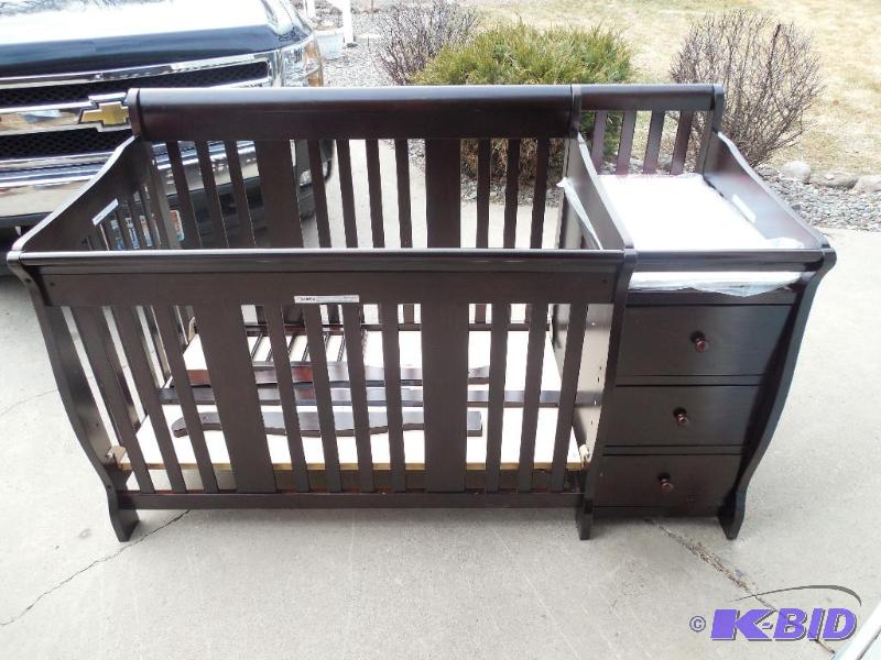 lot 37 image: Portofino 4 in 1 Convertible Crib N Changer