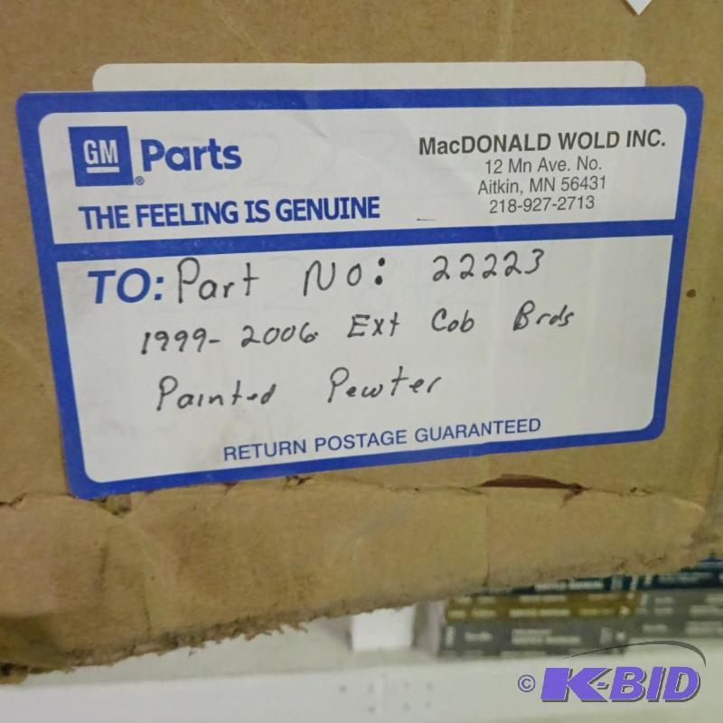 lot 13 image: Extended Cab Running Boards Fits 99-06 New in...