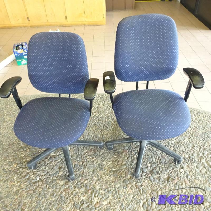 lot 163 image: 2 Matching Office Chairs on Wheels...
