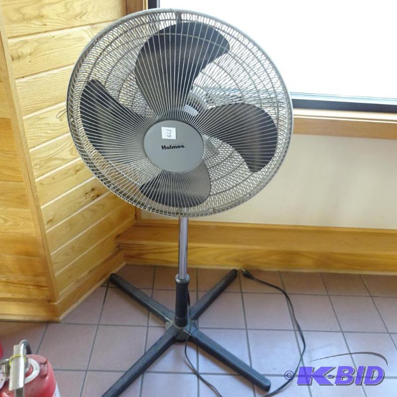lot 178 image: Holmes Floor Fan Oscillating 19"...