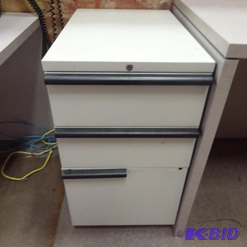 lot 198 image: 3 Drawer Ped on Wheels...