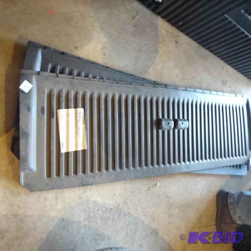 lot 215 image: 2 Tail Gate Protectors Chevy S-10 1999 # 0180...