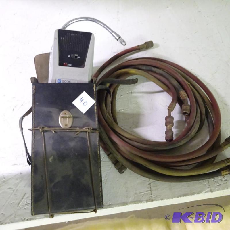 lot 40 image: TIF 5000 Refri-Leak Detector R-10 Hoses Inclu...