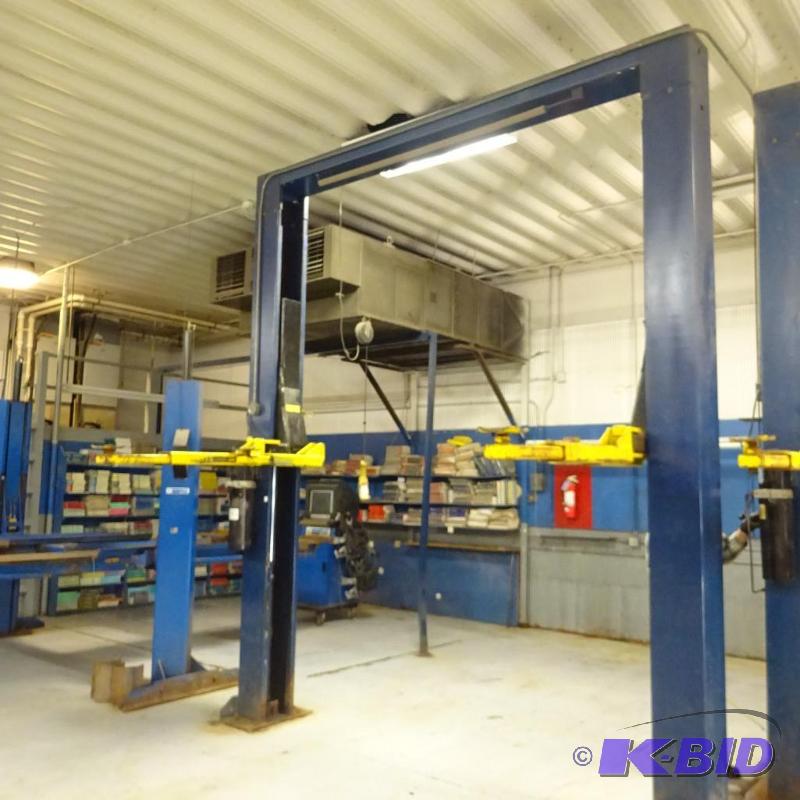 lot 10 image: Challenger Auto Lift 9,000 lb 2 hp Motor Sing...