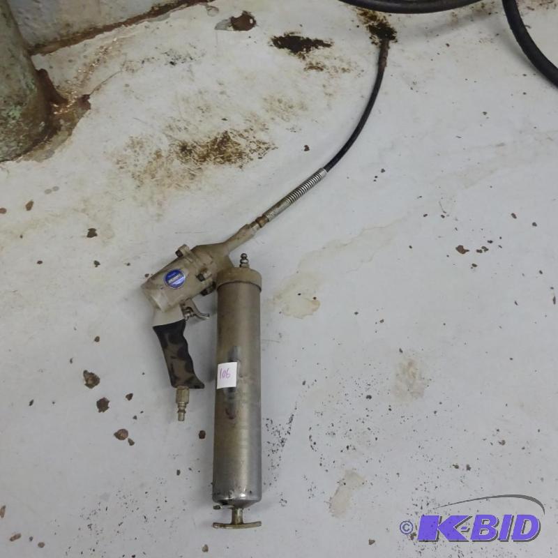 lot 106 image: Tough Mechanic Air Powered Grease Gun...