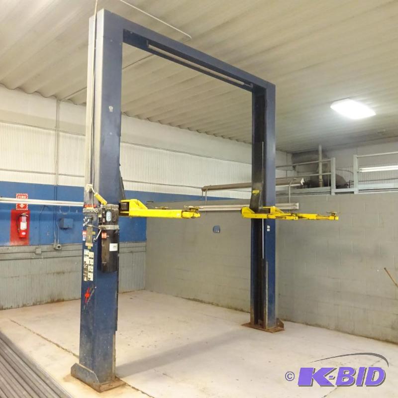 lot 49 image: Challenger Auto Lift 9,000 lb 2 hp Motor Sing...