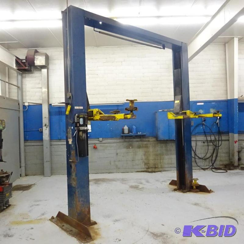 lot 76 image: Challenger Auto Lift 9,000 lb 2 hp Motor Sing...