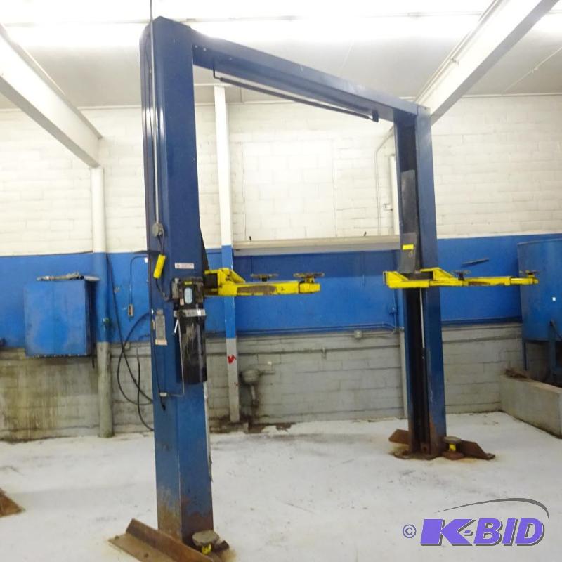 lot 77 image: Challenger Auto Lift 9,000 lb 2 hp Motor Sing...