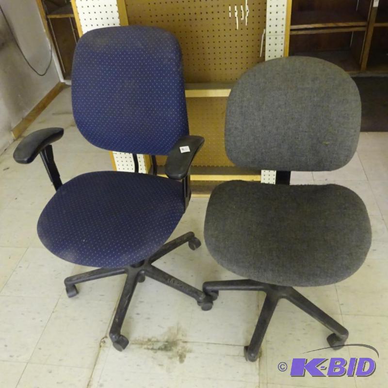 lot 85 image: 2 Office Chairs on Wheels...