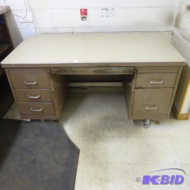 lot 87 image: Vintage Metal Desk 5 Drawers 1 Pencil Drawer....