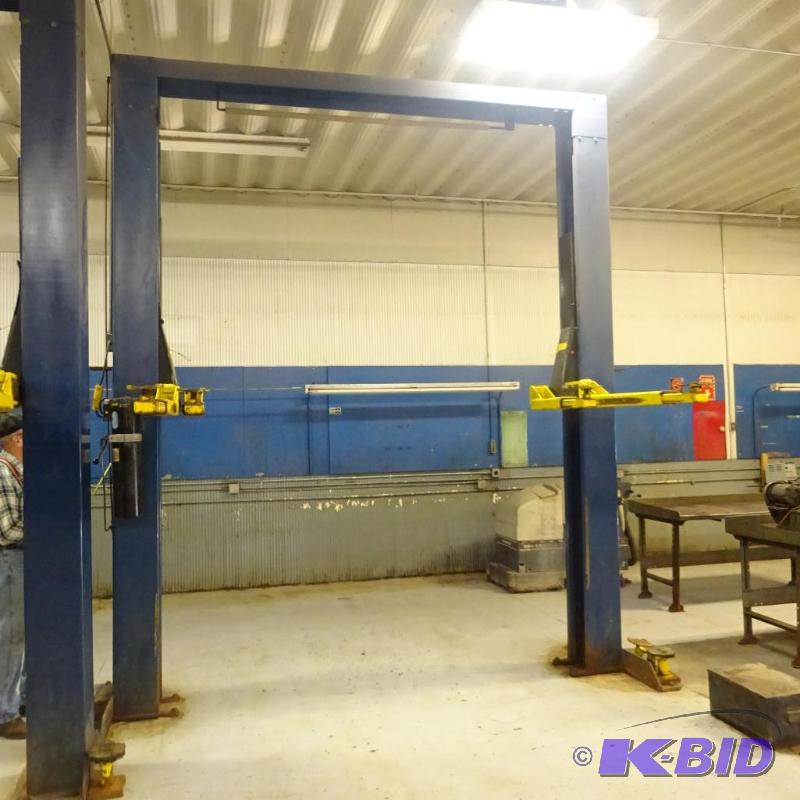 lot 9 image: Challenger Auto Lift 9,000 lb 2 hp Motor Sing...