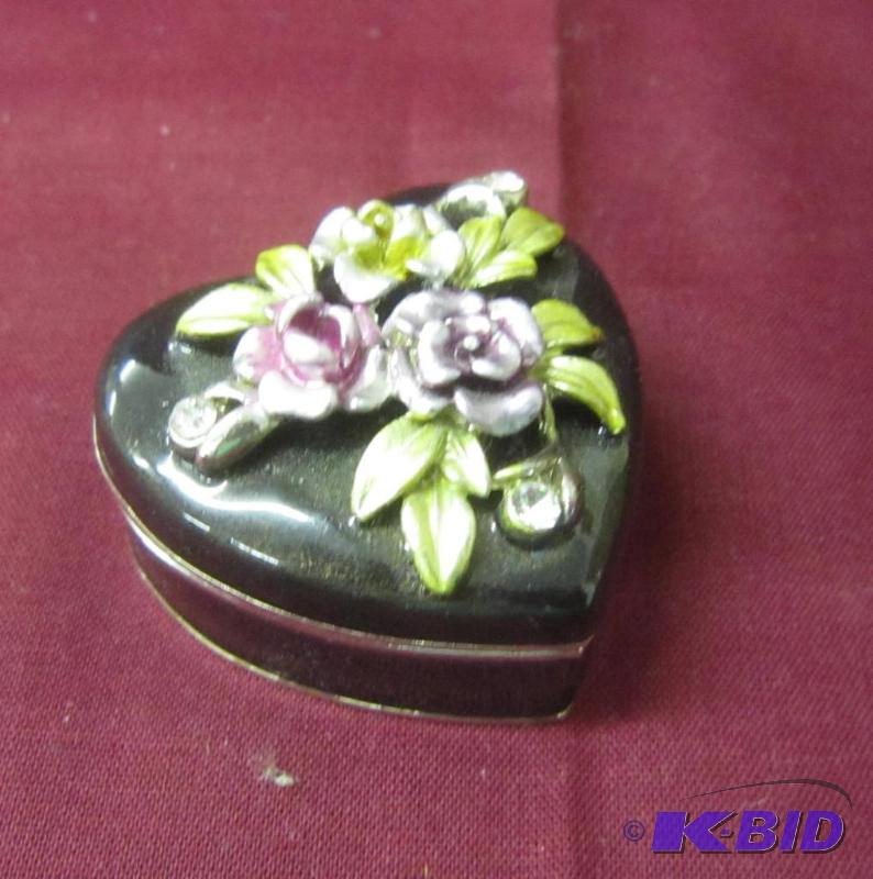 NEW  Dresser Box Heart with Flowers