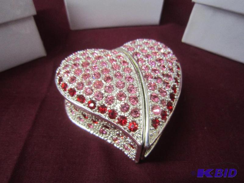 NEW  Red Heart - Magnetic Dresser Box