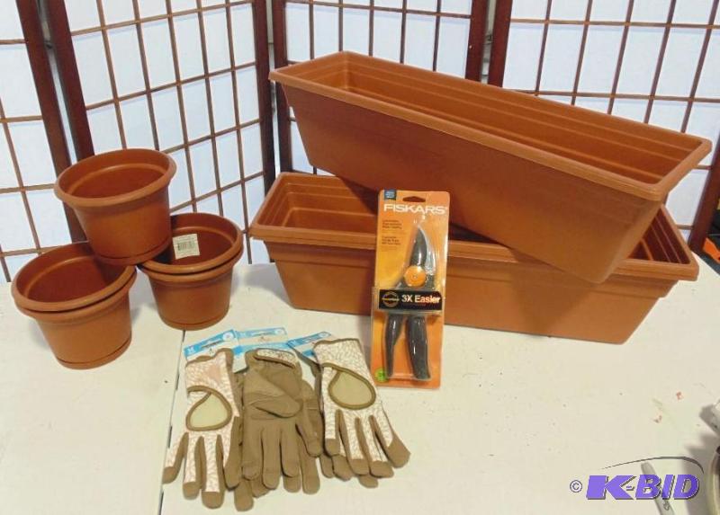 Lot of 8 new&nbspplanting pots - 3 new pairs...
