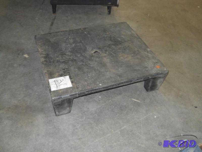 Plastic Dunnage Rack. 33 x 27 12.