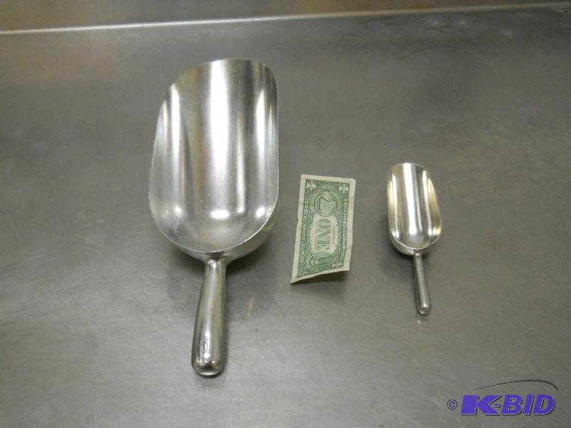 2 Ice Scoops