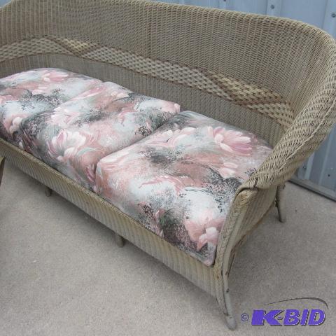 lot 1 image: Lloyds Heywood Wakefield Sofa