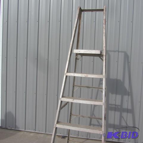 lot 108 image: Aluminum Step Ladder