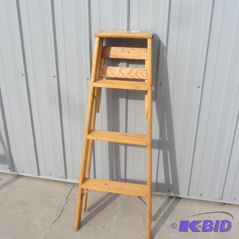 lot 109 image: Wood Step Ladder