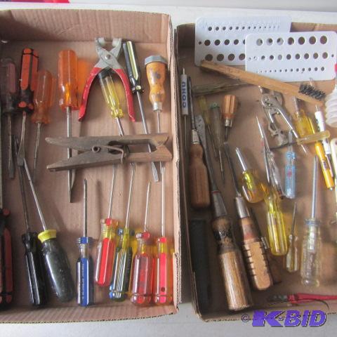 lot 112 image: Screwdrivers, Level, Cutter