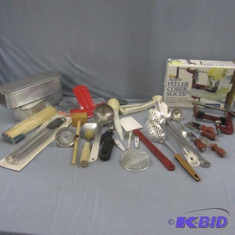 lot 162 image: Apple Peeler, Kitchen Utensils