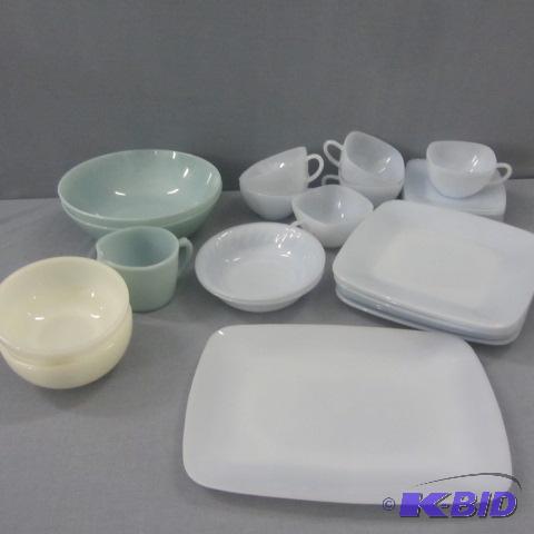 lot 22 image: Vintage Fire King Dinnerware
