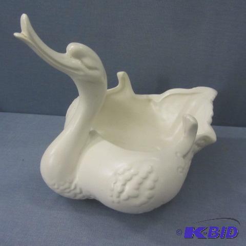 lot 26 image: Vintage Hull Swan Planter