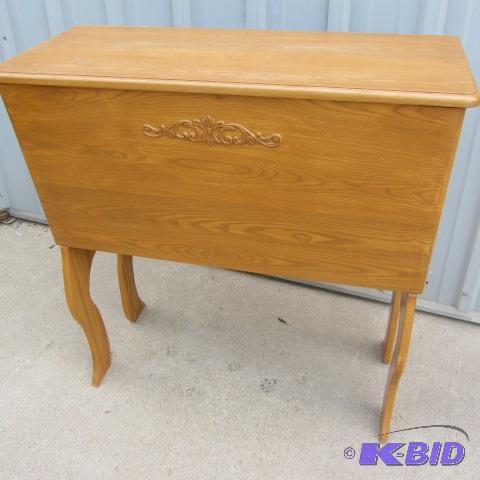 lot 5 image: Vintage Blanket Chest