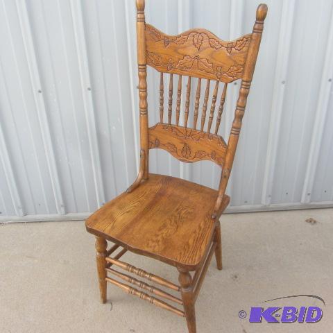lot 7 image: Vintage Oak Chair